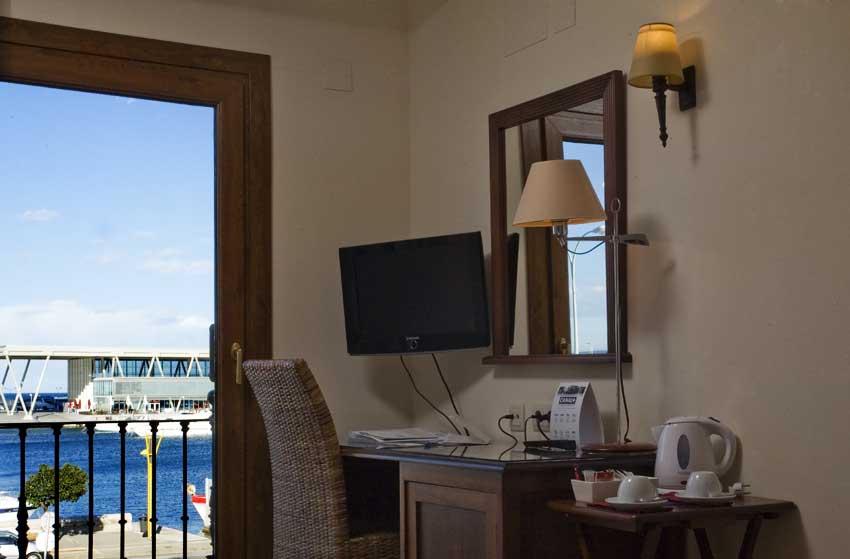 Doppelzimmer und Balkon hat Blick auf den Hafen von Denia und zum Meer Hotel La Posada del Mar Denia 4