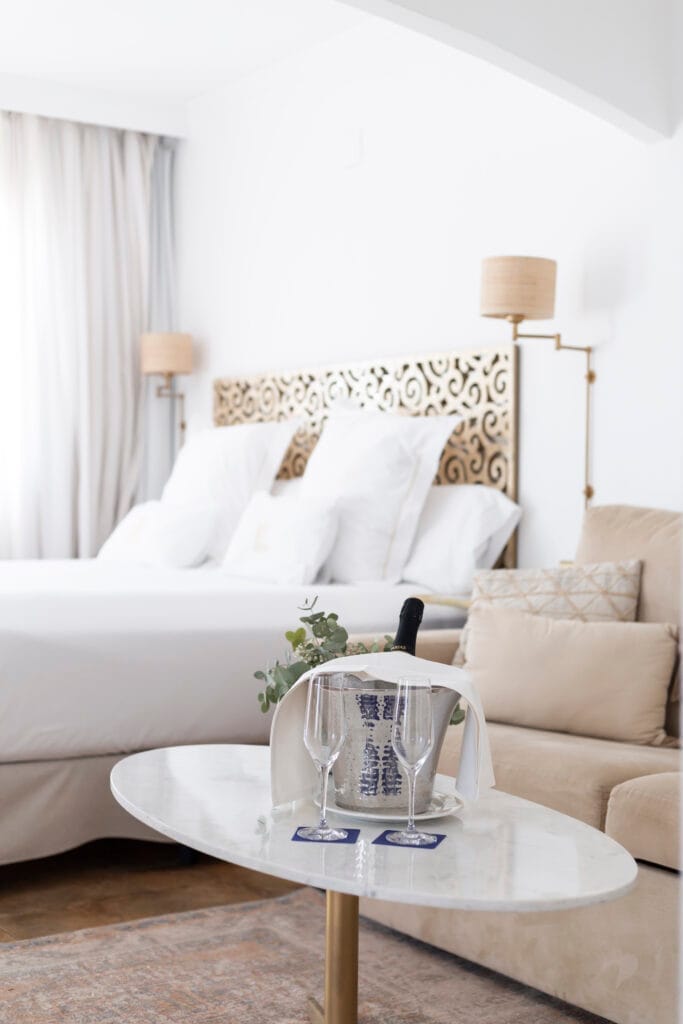 Habitación con sofá para descansar en La Posada del Mar