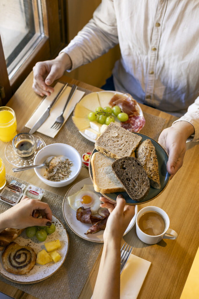 Disfrute de un buen desayuno con vistas al mar en el Hotel La Posada del Mar en Dénia