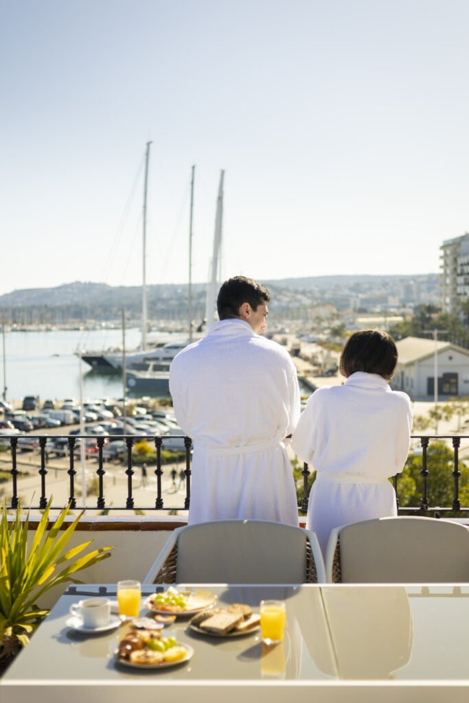 Una pareja disfrutando de las vistas en la terraza del hotel, frente al puerto de Dénia