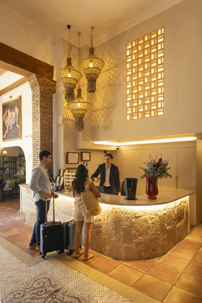 Reverse su hospedaje en la recepción del hotel La posada del Mar o si quiere también puede hacerlo de manera online