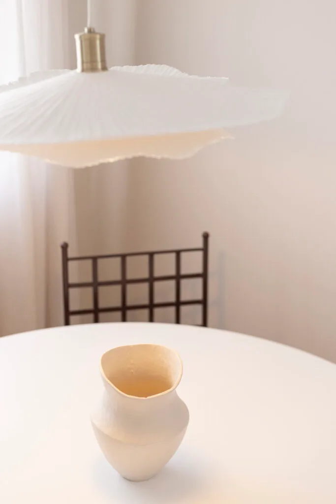 Mesa blanca con jarrón de cerámica en la habitación deluxe del hotel La Posada del Mar en Dénia