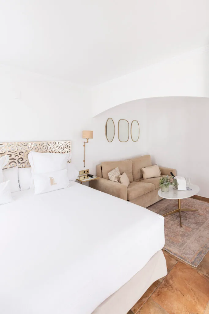 Habitación blanca con sofá en el hotel La Posada del Mar